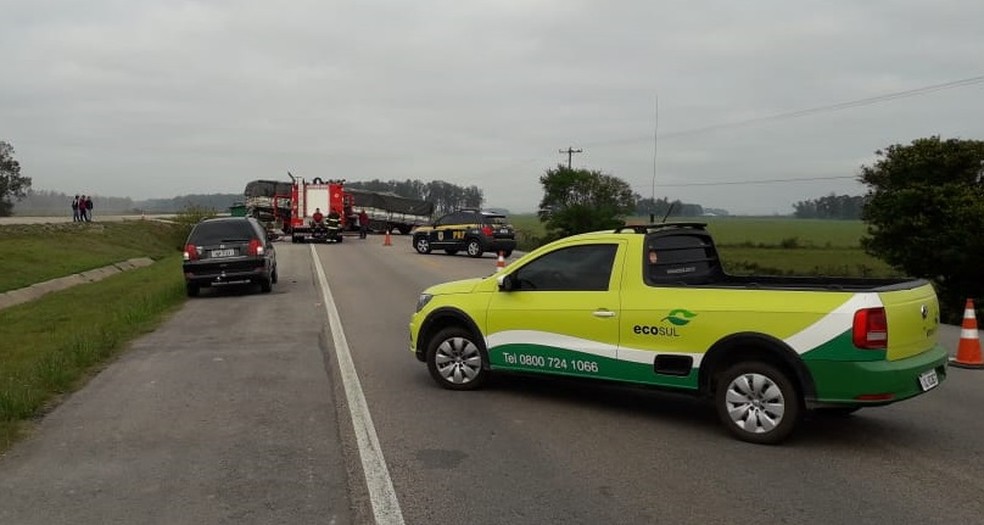 Acidente deixou feridos e rodovia está com trânsito intercalado. — Foto: Ecosul/Divulgação
