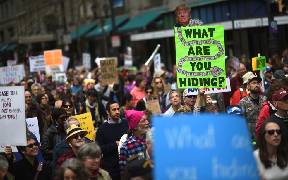 Manifestantes pedem que Donald Trump divulgue suas declarações de imposto de renda durante protesto na Filadélfia, Pensilvânia, no sábado (15) (Foto: Reuters/Joe Penney    )