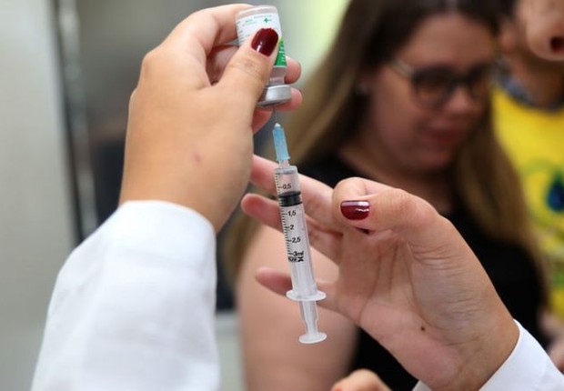Vacinação anual contra a gripe costuma começar no início do outuno, antes de os casos começarem a subir (Foto: Ministério da Saúde via BBC News)