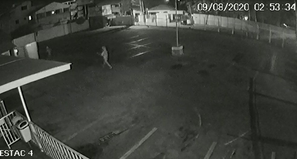 Suspeitos invadiram estabelecimento na madrugada deste domingo (9) &mdash; Foto: Arquivo Pessoal