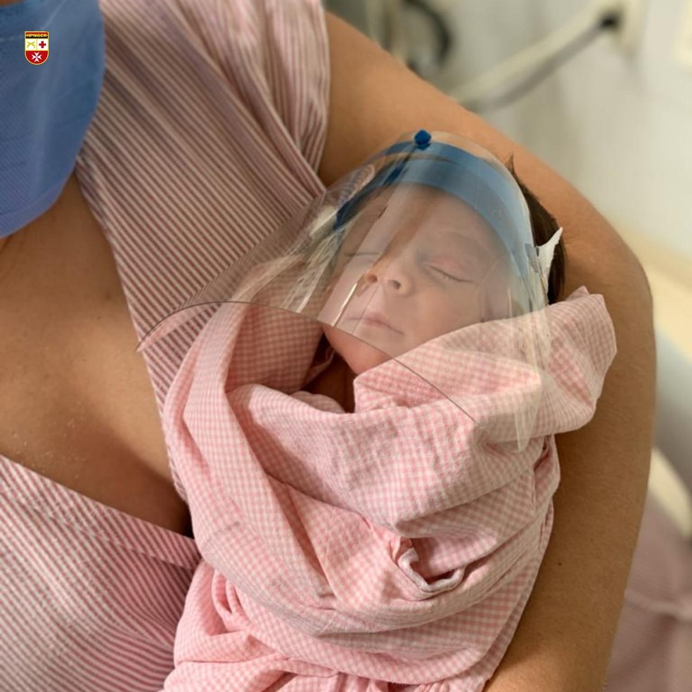 Foram doadas 25 máscaras para bebês na UTI Neonatal, em João Pessoa — Foto: PMPB/Divulgação