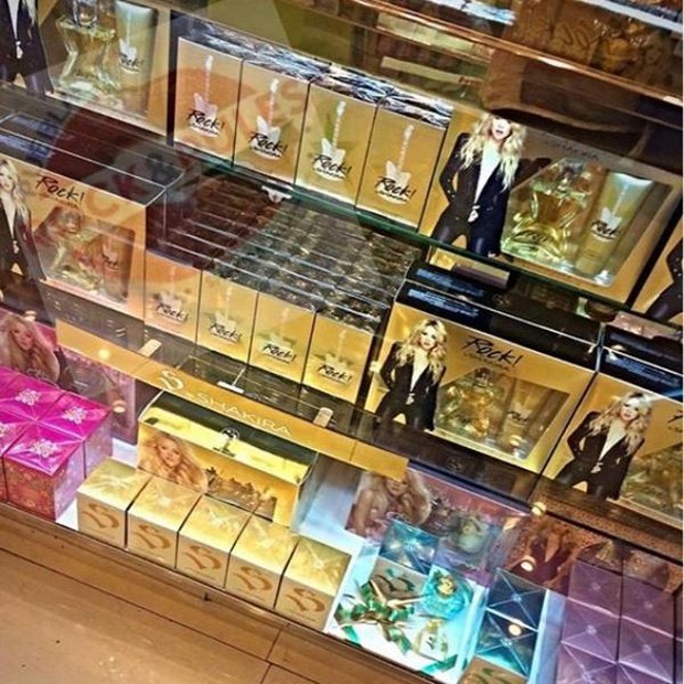 Fãs fotografaram perfume já sendo vendido nas lojas (Foto: Reprodução/Instagram)