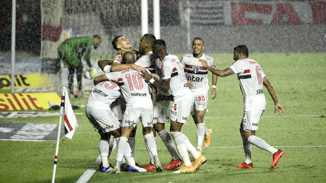 Jogadores do São Paulo comemoram gol de Gabriel Sara