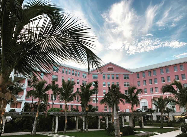 O hotel Hamilton Princess and Beach Club possui até hashtag especial para as fotos clicadas em suas paredes millennial pink (Foto: Instagram/ Reprodução)