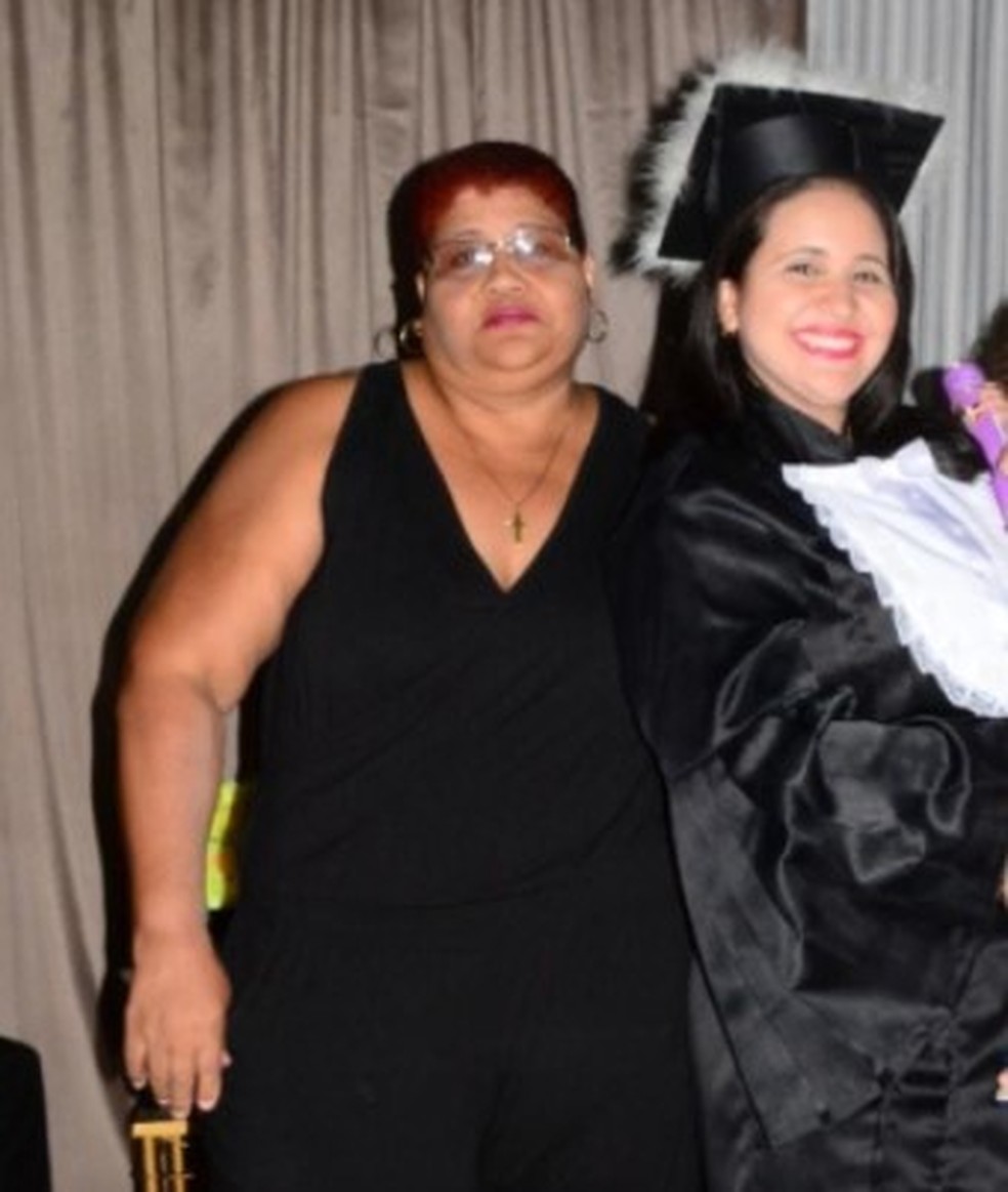 Danielle com a mãe, Roseli da Silva, de 52 anos, que morreu vítima da Covid-19 — Foto: Arquivo pessoal