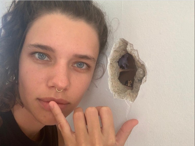 Em quarentena, Bruna Linzmeyer mostra buraco na parede de casa e gera piadas (Foto: Twitter)