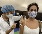 Andrea Beltrão se vacinou contra a Covid-19 e relatou: “Entrei toda contente e de repente fiquei com uma vontade danada de chorar. Por tudo, por todos. Vamos vacinar! Vacina! Vacina!” | Reprodução/ Instagram