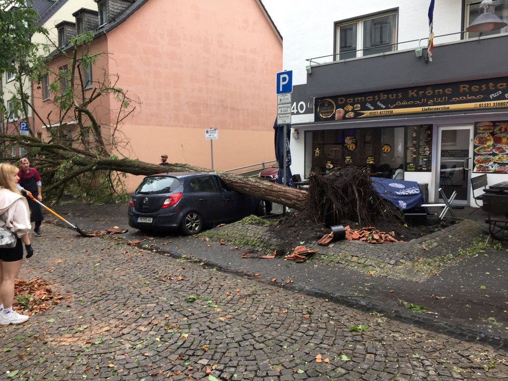Tornado derruba árvore sobre carro em Paderborn, na Alemanha — Foto: Reprodução/Redes sociais via Reuters