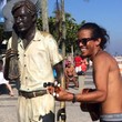 Cariocas e turistas ganham foto com estátua de Tom Jobim (Káthia Mello/G1)