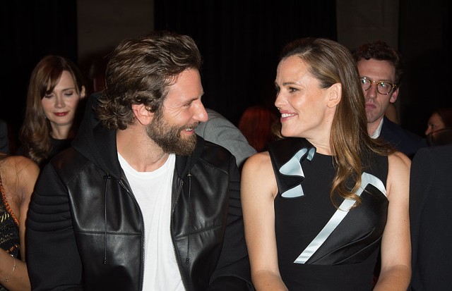 PARIS, FRANCE - JULY 03:  (L-R) Actors Bradley Cooper and Jennifer Garner attend the Versace Haute Couture Fall/Winter 2016-2017 show as part of Paris Fashion Week  on July 3, 2016 in Paris, France.  (Photo by Stephane Cardinale - Corbis/Corbis via Getty  (Foto: Corbis via Getty Images)