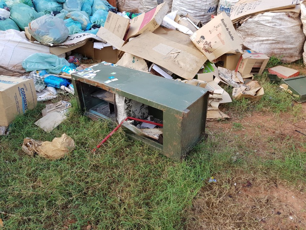 Bandidos deixaram o cofre na reciclagem de lixo em Pirapozinho (Foto: Cedida/Polícia Civil)