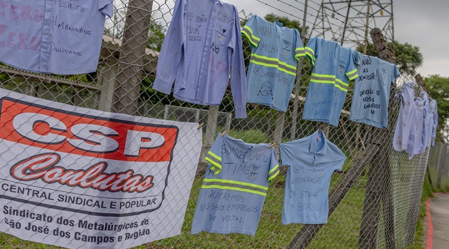 Sindicato faz protesto e diz que GM demitiu 800 funcionários em São José dos Campos