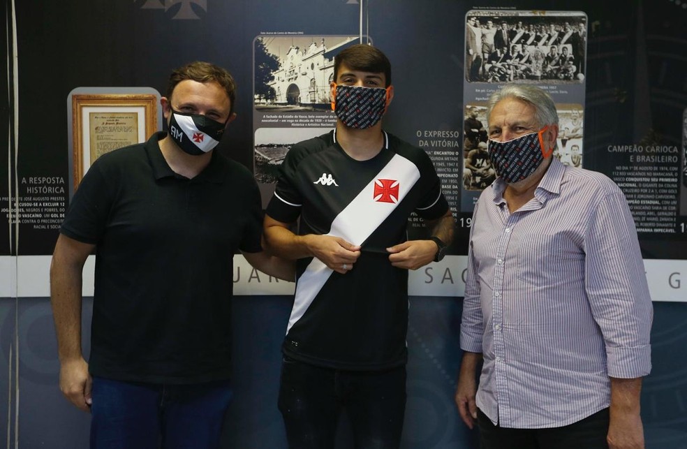 Andr� Mazzuco, � esquerda, posa com Ricardo Gra�a e Jos� Luis Moreira ap�s renovar contrato com o clube � Foto: Rafael Ribeiro/Vasco da Gama