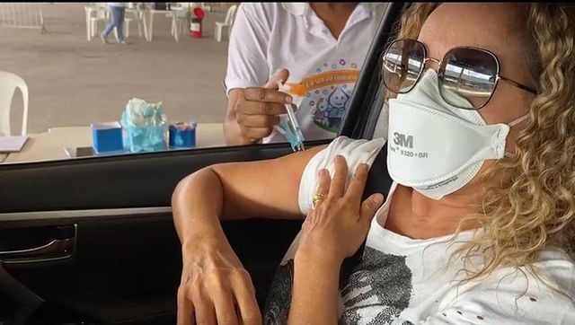 Daniela Mercury toma 1ª dose de vacina contra Covid-19 (Foto: Reprodução/Instagram)