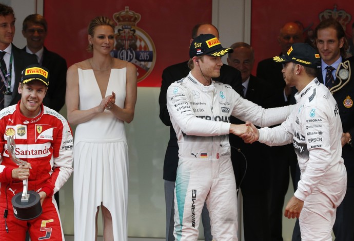 Lewis Hamilton cumprimenta Nico Rosberg, enquanto Sebastian Vettel celebra pódio no GP de Mônaco (Foto: AP)