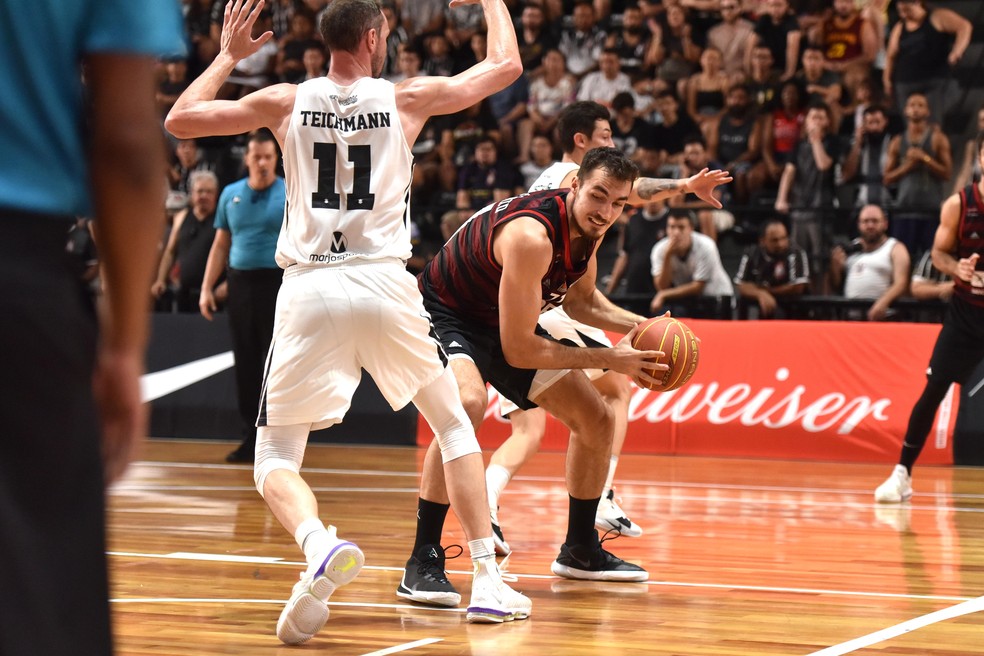 Teichmann, do Corinthians, marca Mineiro, do Flamengo — Foto: João Pires/LNB