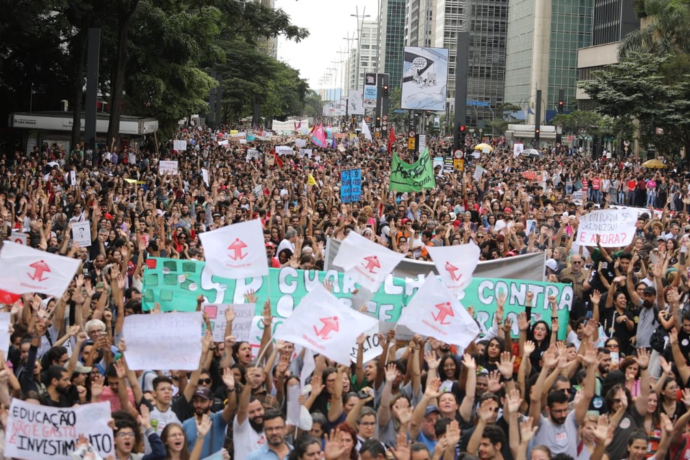 Estudantes protestam contra corte de verbas na educação na Avenida Paulista — Foto: Fabio Tito
