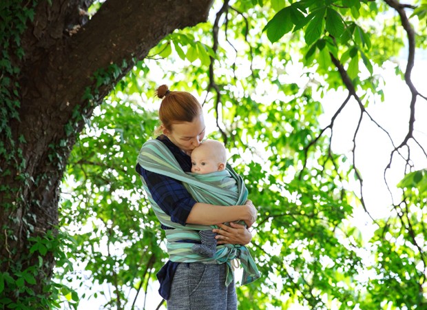 Mã e bebê no sling (Foto: Thinkstock)