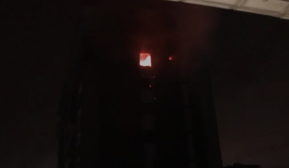 IncÃªndio ocorreu na noite desta quarta-feira (31), em apartamento de prÃ©dio locaolizado em Boa Viagem, no Recife  â€” Foto: ReproduÃ§Ã£o/WhatsApp