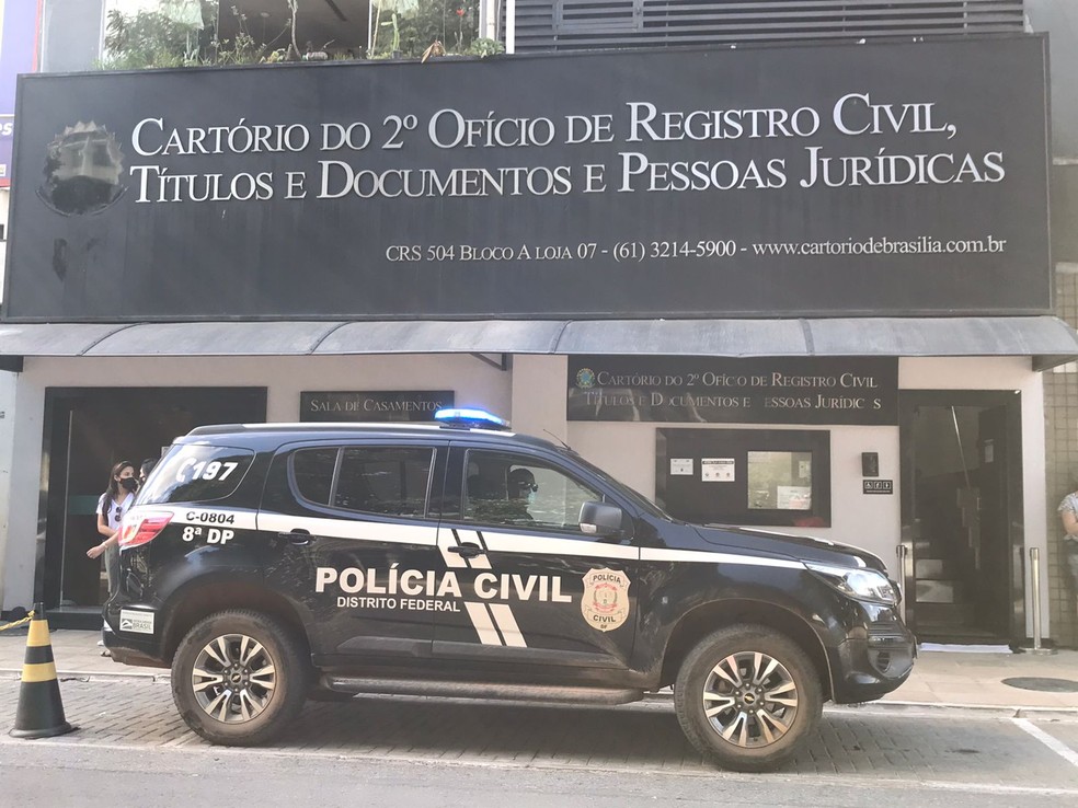 Policiais civis estiveram no cartório onde cerimônia estava marcada — Foto: PCDF/Divulgação