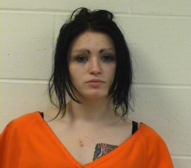 Após ser pega com as calças abaixadas, Elizabeth A. Hoen foi presa com três bifes em sua bolsa (Foto: Divulgação/Marathon County Sheriff’s Department)