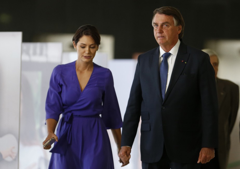 'Eleitora não está procurando casamento, está procurando presidente', diz Bolsonaro