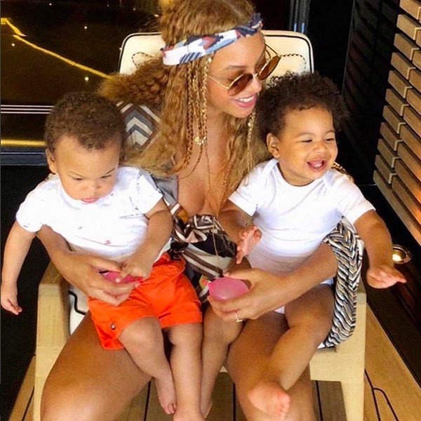A cantora Beyoncé com os gêmeos de 13 meses em seu colo (Foto: Instagram)