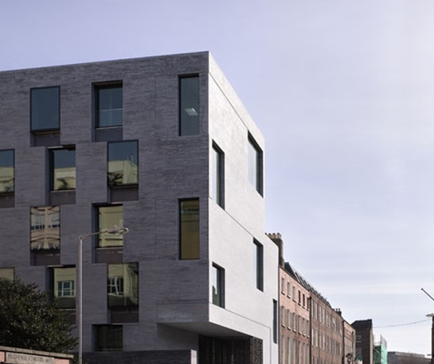 Prédio projeto pelo estúdio Grafton Architects para o Departamento de Finanças em Dublin, Irlanda (Foto: Denis Gilbert)