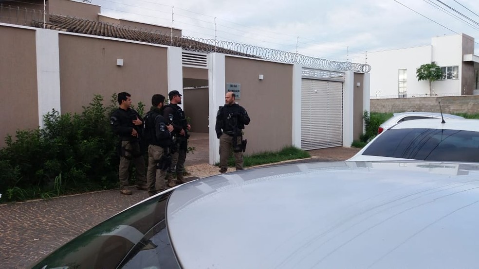 Polícia cumpre mandandos de busca na região sul de Palmas — Foto: Dinaredes Parente/TV Anhanguera
