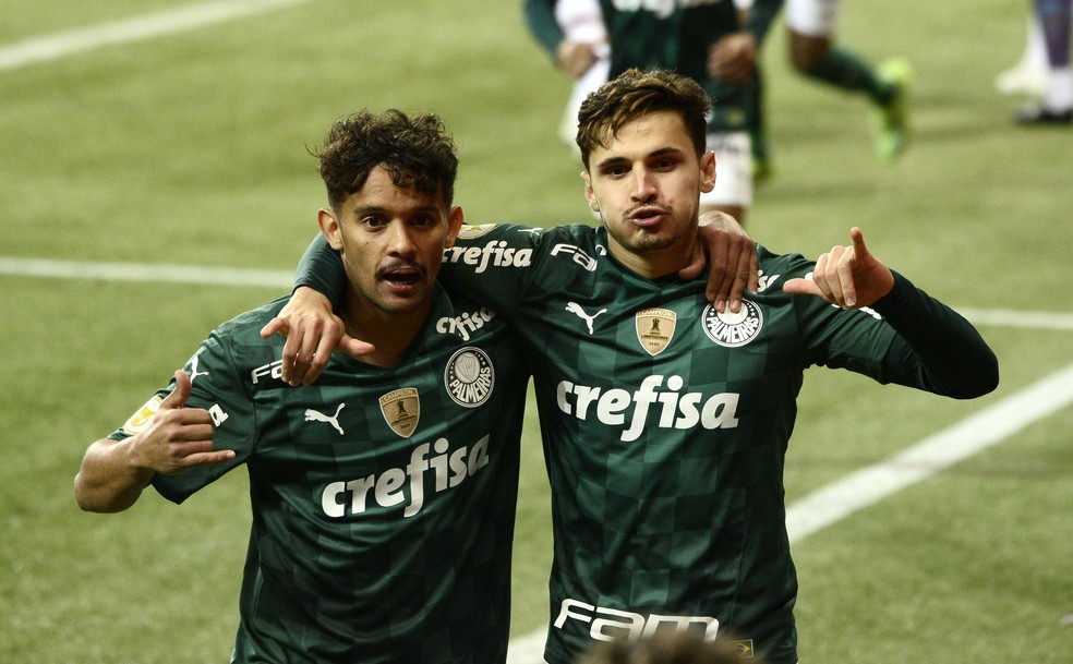 Gustavo Scarpa e Raphael Veiga comemoram gol do Palmeiras contra o Fluminense — Foto: Marcos Ribolli