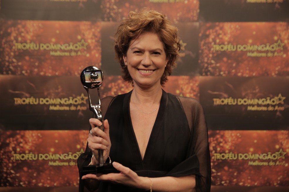 Patrícia Pillar é só sorrisos depois de ganhar seu troféu de Atriz de Série 2018 — Foto: Paulo Damasceno / Gshow