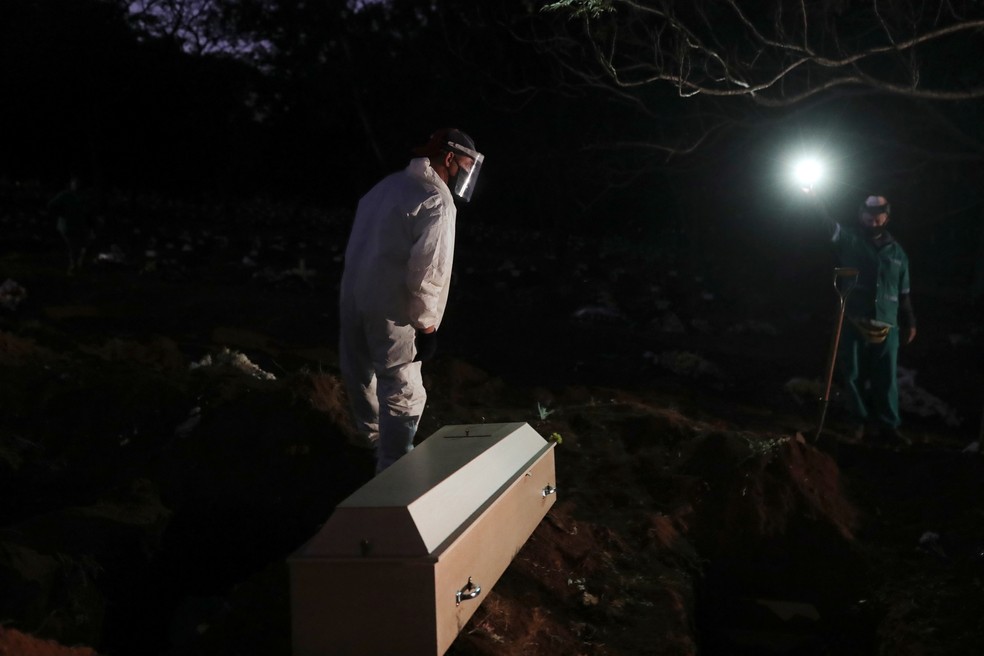 Enterro de vítima de coronavírus em São Paulo — Foto: REUTERS/Amanda Perobelli