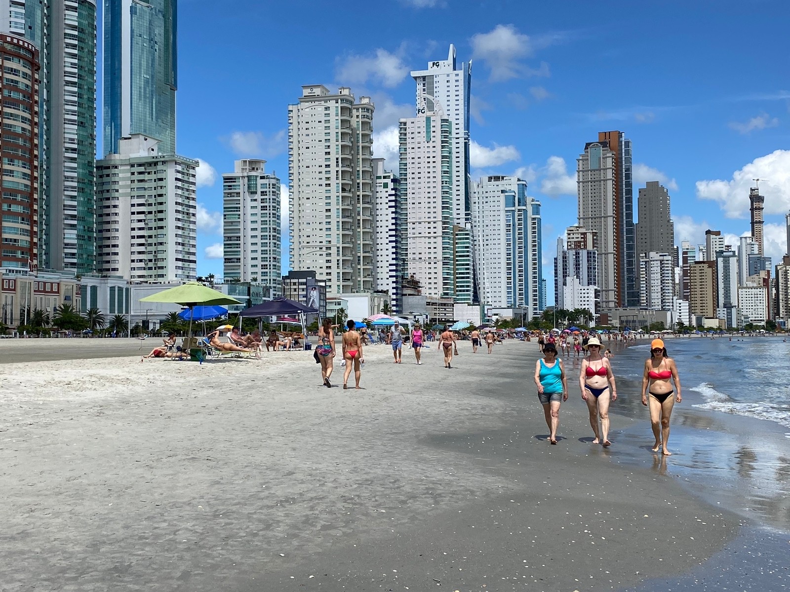 Praia alargada de Balneário Camboriú segue imprópria para banho pela 6ª semana seguida, aponta IMA
