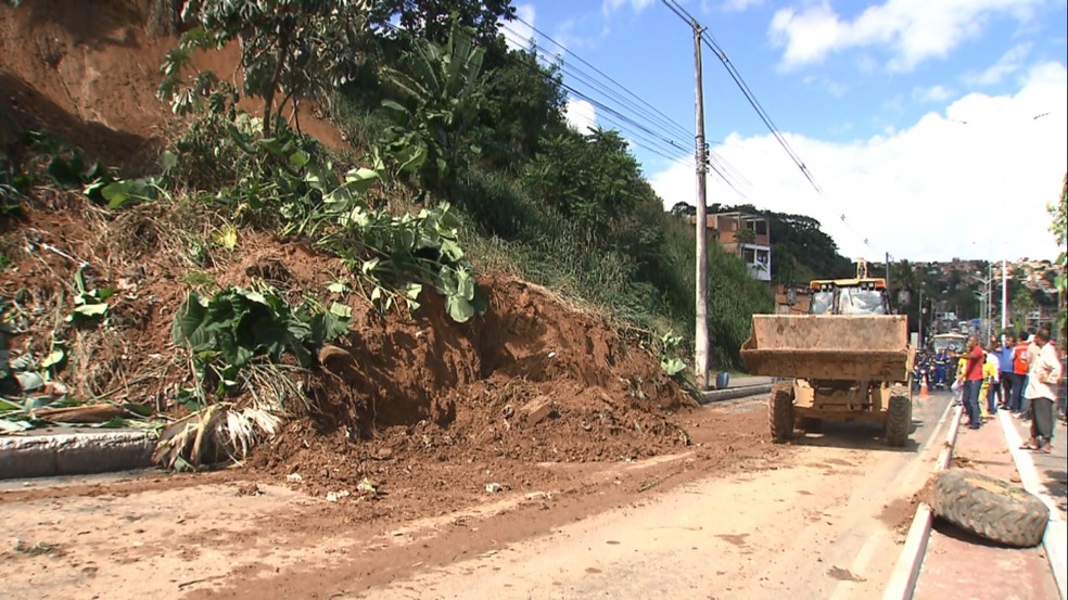 Equipes da Codesal trabalharam na retirada de terras da pista. (Foto: TV Bahia)