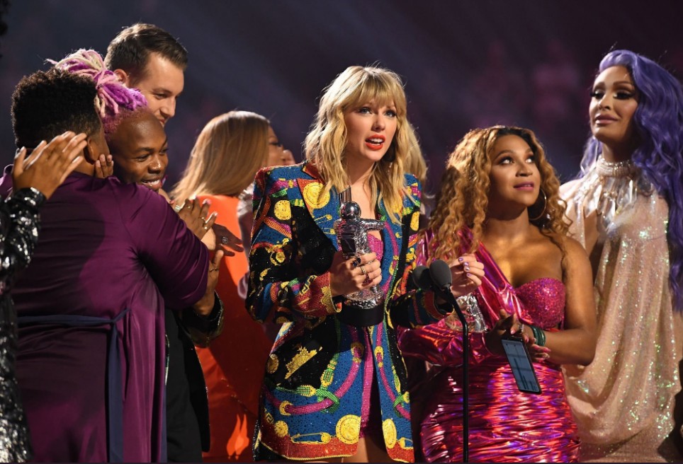 Taylor Swift recebe o prêmio de Vídeo do Ano no VMA 2019 (Foto: Twitter)