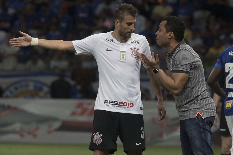 Jair Ventura e Henrique durante mais uma derrota do Corinthians â?? Foto: Daniel Augusto Jr/Ag.Corinthians