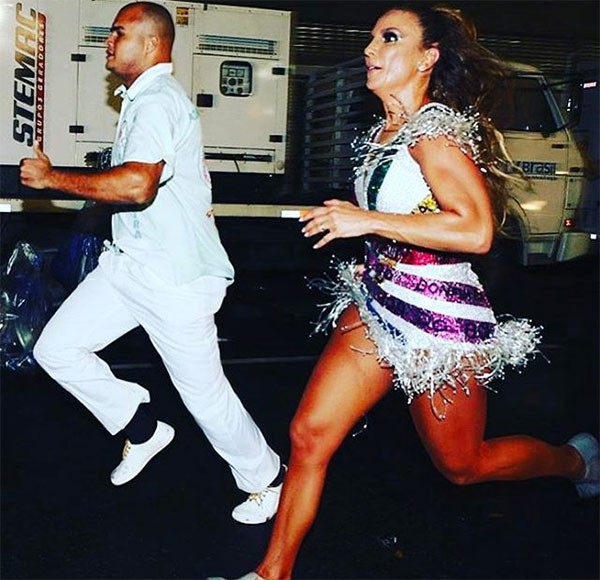 A foto publicada por Angélica e Di Ferrero, mostra a cantora correndo para chegar ao carro alegórico (Foto: Reprodução/Instagram)