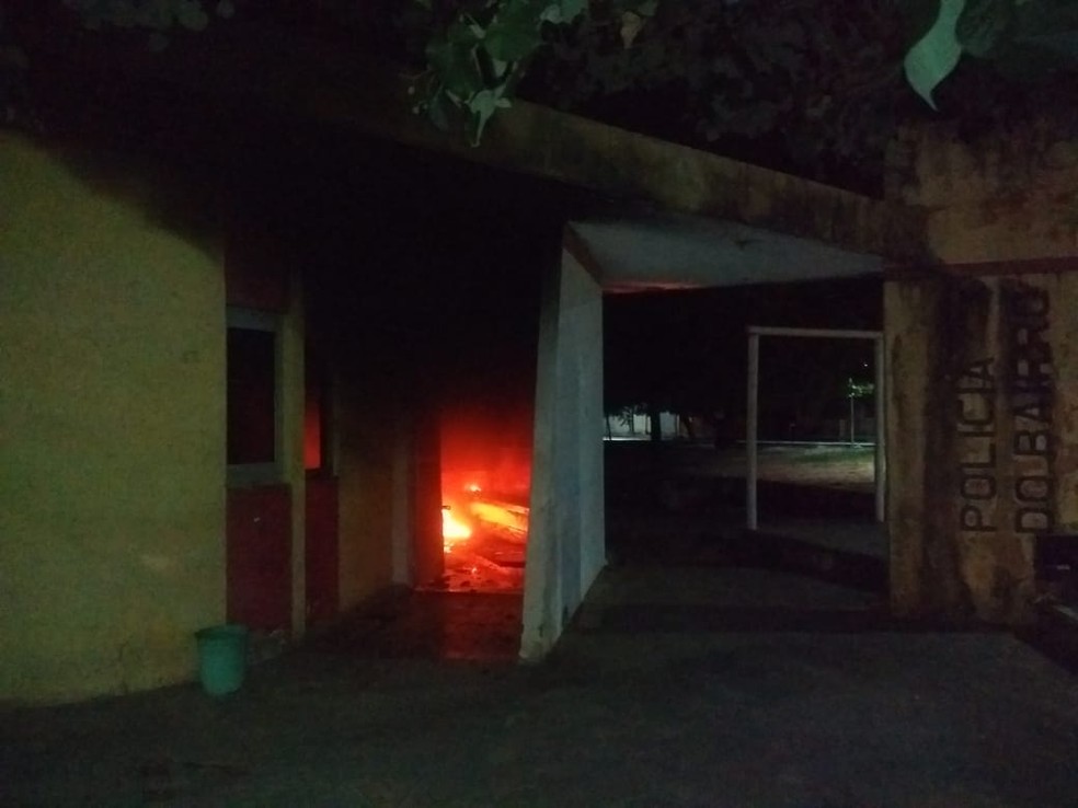 Criminosos atearam fogo em base da PM na Zona Norte de Natal â Foto: Acson Freitas/Inter TV Cabugi