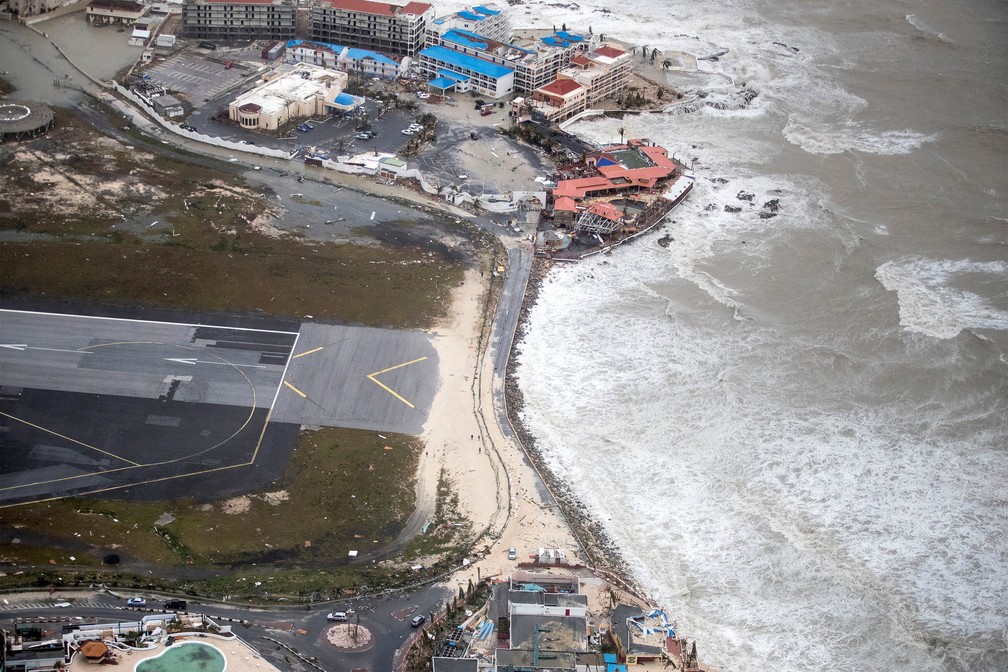 Vista de cima da praia na Ilha de Saint Martin, no Caribe, após passagem do furacão Irma (Foto: Netherlands Ministry of Defence/Handout via REUTERS )