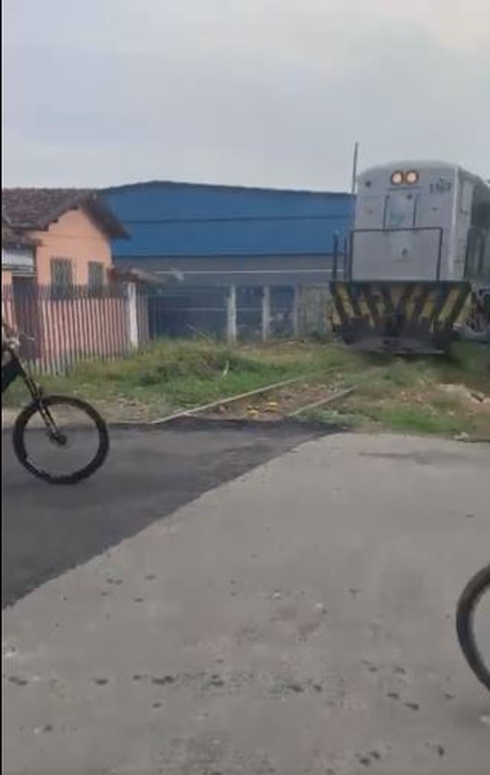 Trem ficou impedido de passar porque trilhos foram cobertos por asfalto — Foto: Reprodução/Redes sociais
