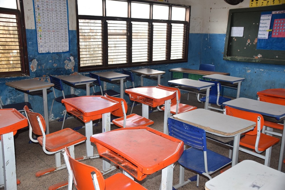 Escola Thomaz de Aquino estÃ¡ com janelas, quadro e paredes quebradas  (Foto: DivulgaÃ§Ã£o/MP-MA)