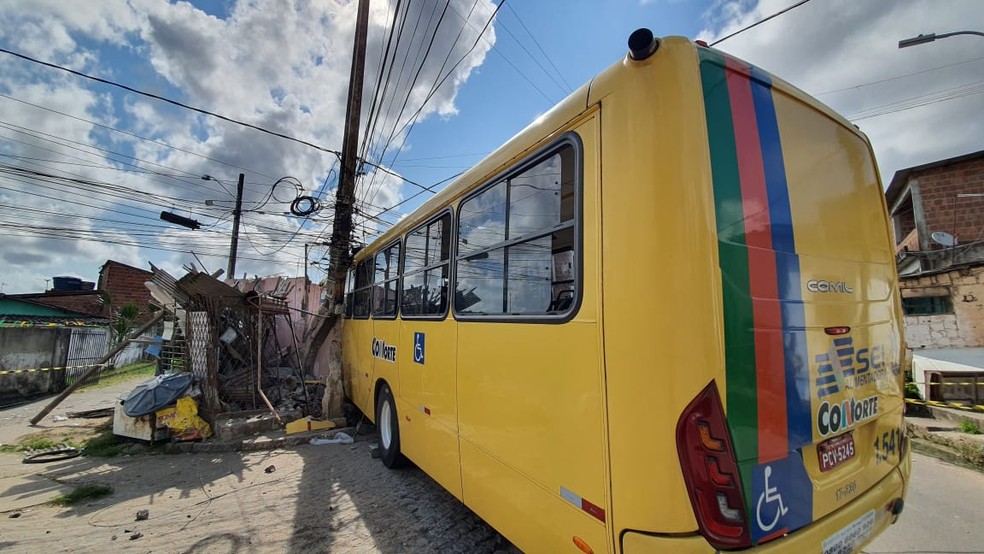Ônibus destruiu parte da residência na qual colidiu no bairro de Artur Lundgren, em Paulista — Foto: Bruno Fontes/TV Globo