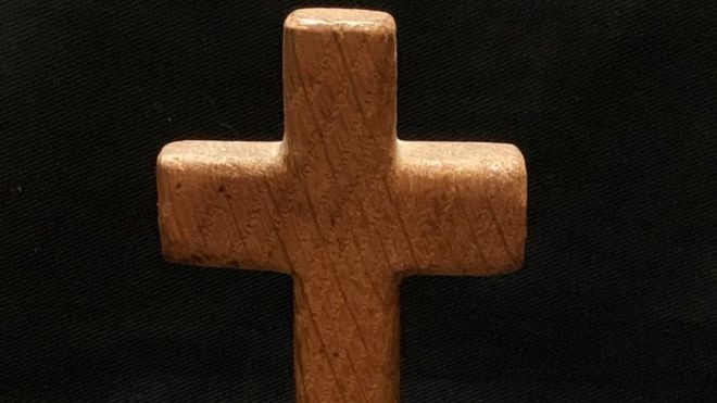 A cruz foi fabricada a partir de madeira encontrada nos destroços do Titanic (Foto: Divulgação)