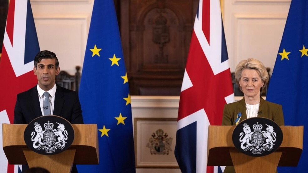 O primeiro-ministro britânico, Rishi Sunak, e a presidente da Comissão Europeia, Ursula von der Leyen, durante uma coletiva de imprensa nesta segunda-feira (27), em Londres, Reino Unido. — Foto: AFP - DAN KITWOOD