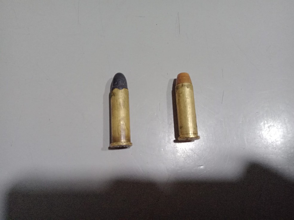 Polícia encontra metralhadora artesanal e munição escondida sob cama de adolescente em Teresina  — Foto: Divulgação/PMPI