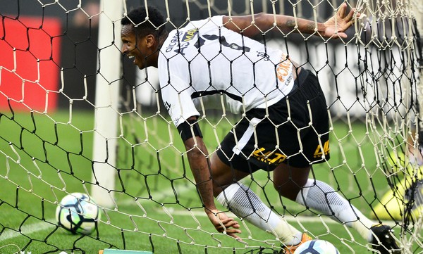 Barreto critica Jô após gol irregular: 