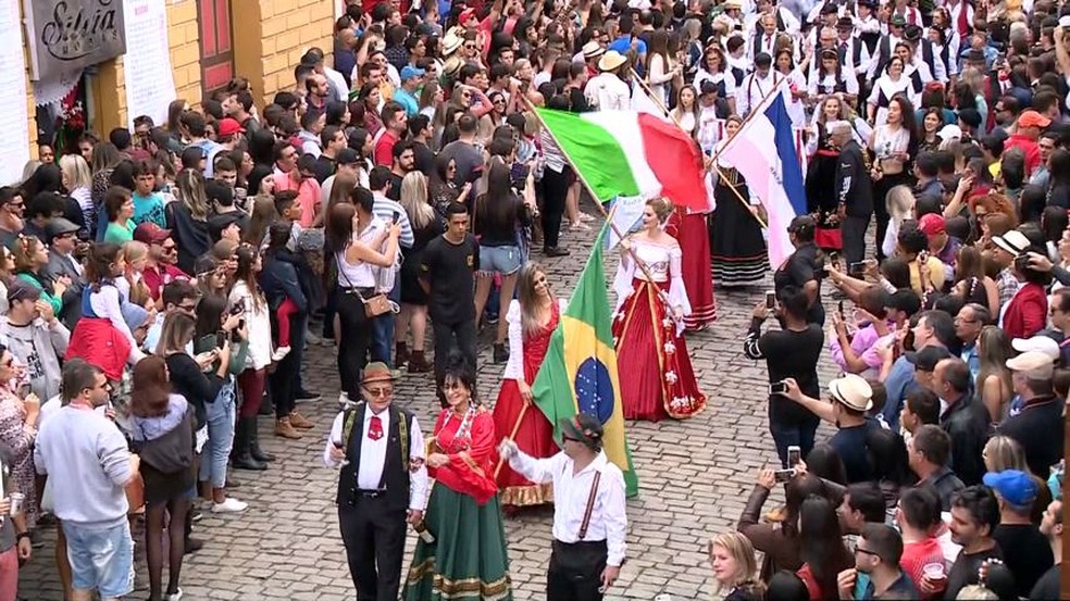 Desfile durante a carretela del vin de 2017, na festa que comemora a imigração italiana em Santa Teresa (Foto: Heriklis Douglas/TV Gazeta)