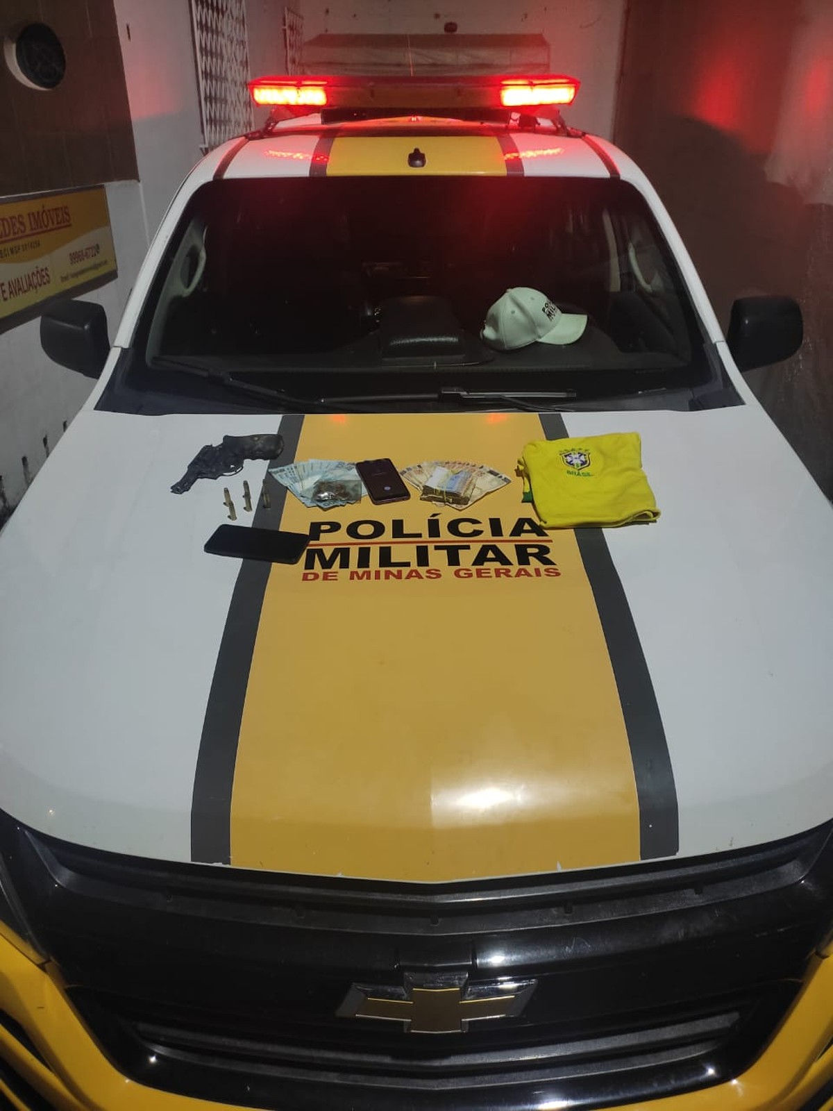 Bandidos assaltam farmácia em Pitangui e são presos durante operação na BR-135, em Bocaiuva 
