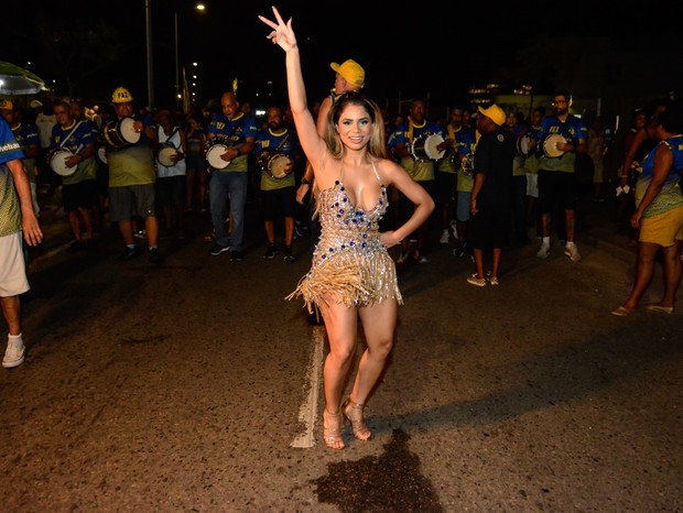 Lexa samba muito em ensaio da Unidos da Tijuca (Foto: Webert Belicio/AgNews)