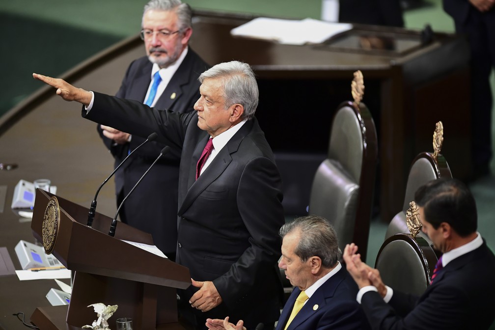 López Obrador faz juramento durante sua posse como novo presidente do México — Foto: RONALDO SCHEMIDT / AFP